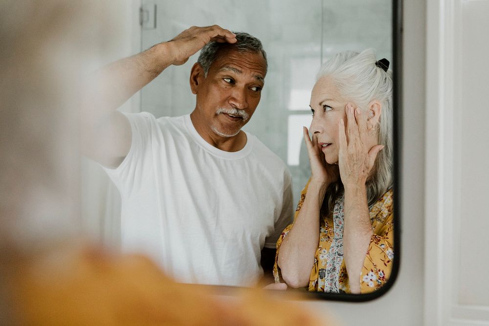 Elderly couple in front of a mirror
