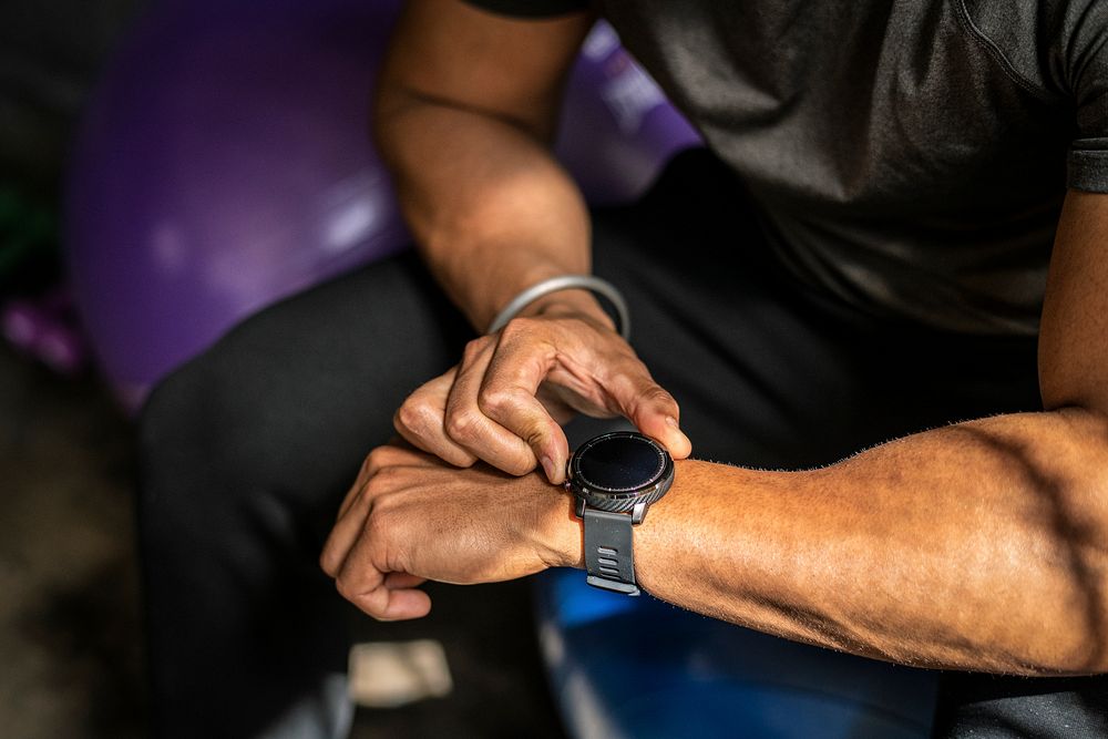 Athlete wearing a smartwatch in the gym