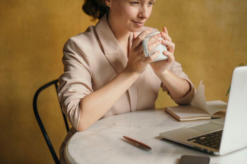 Beautiful businesswoman working on her laptop at a cafe