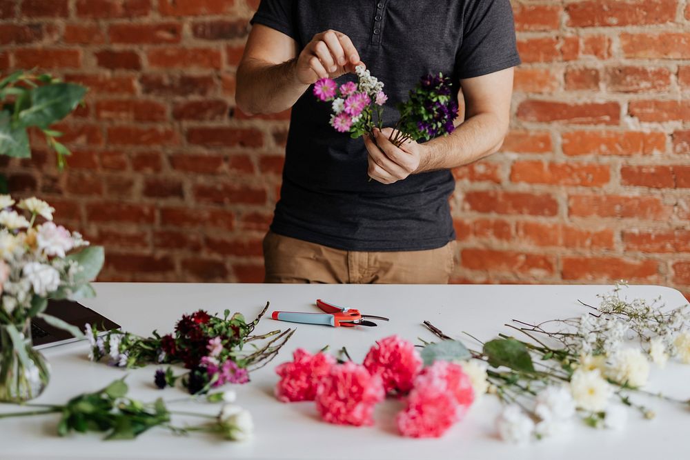 Man making a bouquet of flowers