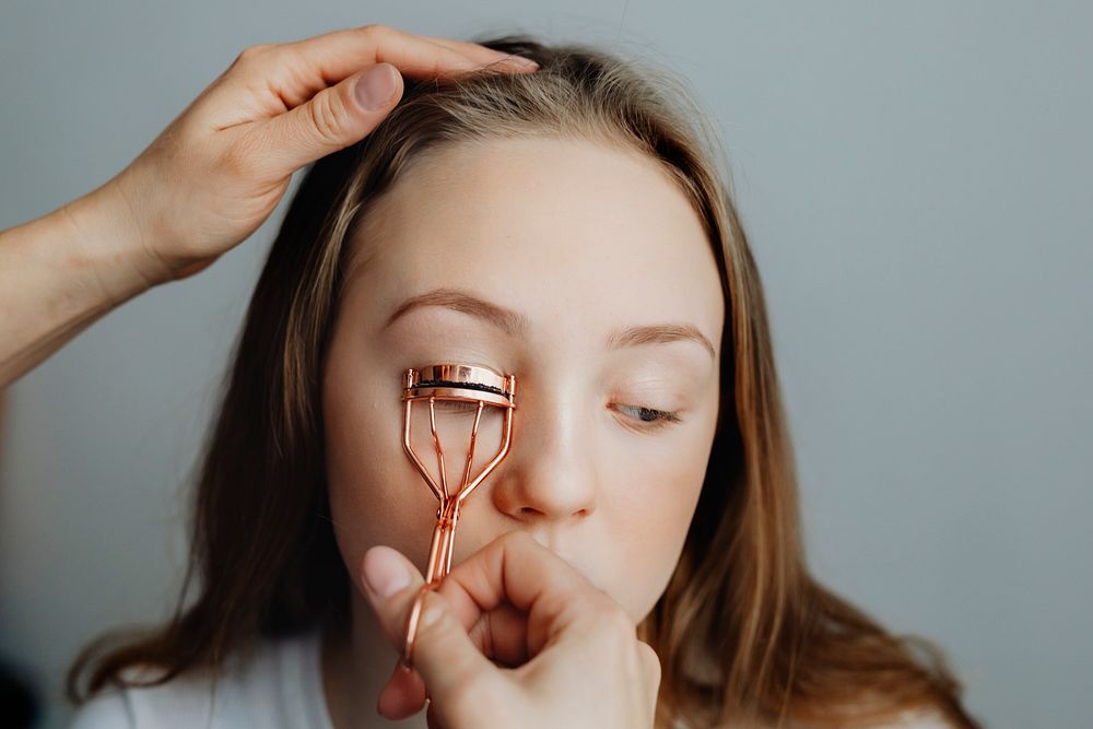 Beauty blogger curling her model eyelash