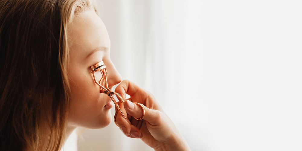 Beauty blogger curling her model eyelash