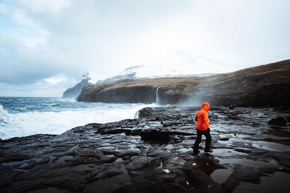 Stormy waves hitting the cliffs at M&oslash;lin beach in Streymoy island, Faroe Islands