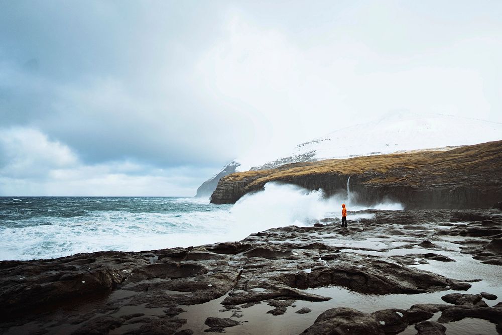 Stormy waves hitting the cliffs at M&oslash;lin beach in Streymoy, Faroe Islands