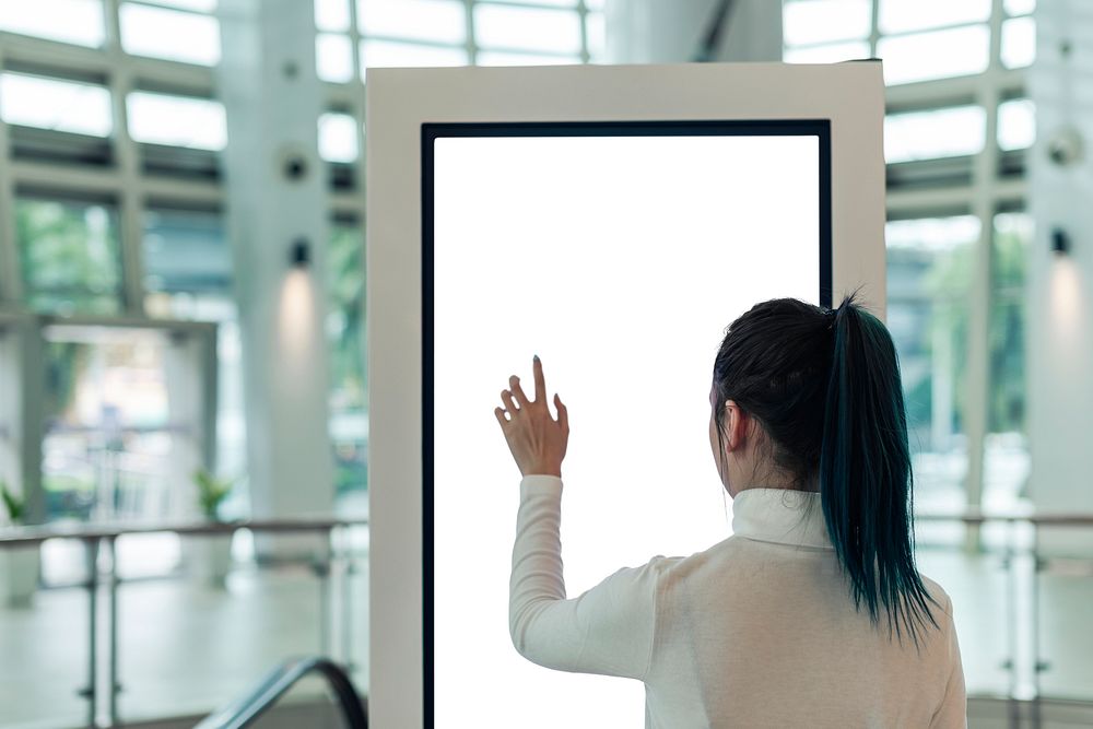 Virtual shopping on a screen at a shopping mall