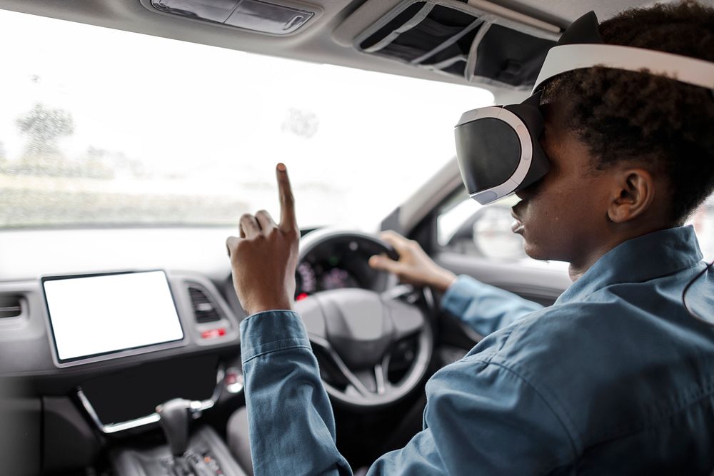 Man in a virtual driving simulation to learn to drive safely