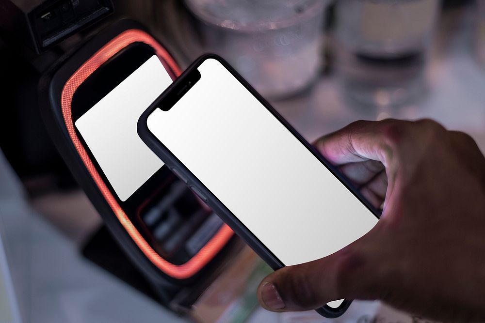 Smartphone screen mockup with contactless payment device psd