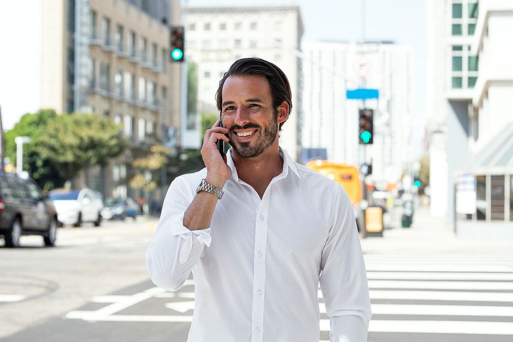 Casual businessman shirt mockup psd talking on the phone outdoor photoshoot