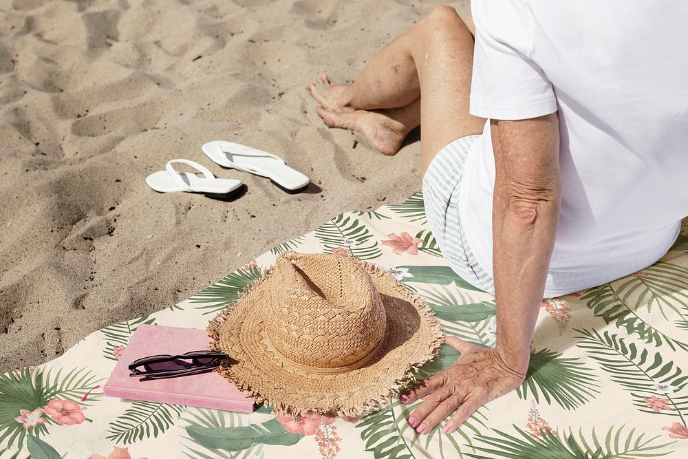 Floral beach towel psd mockup with senior woman summer fashion shoot