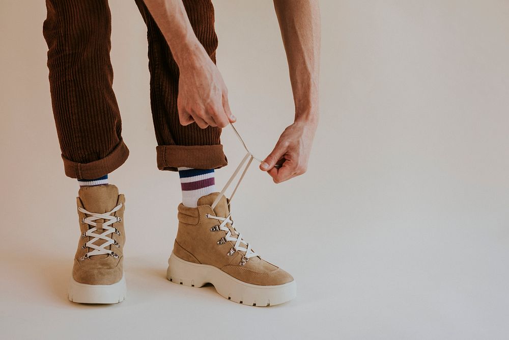 Model tying laces suede hiking boot