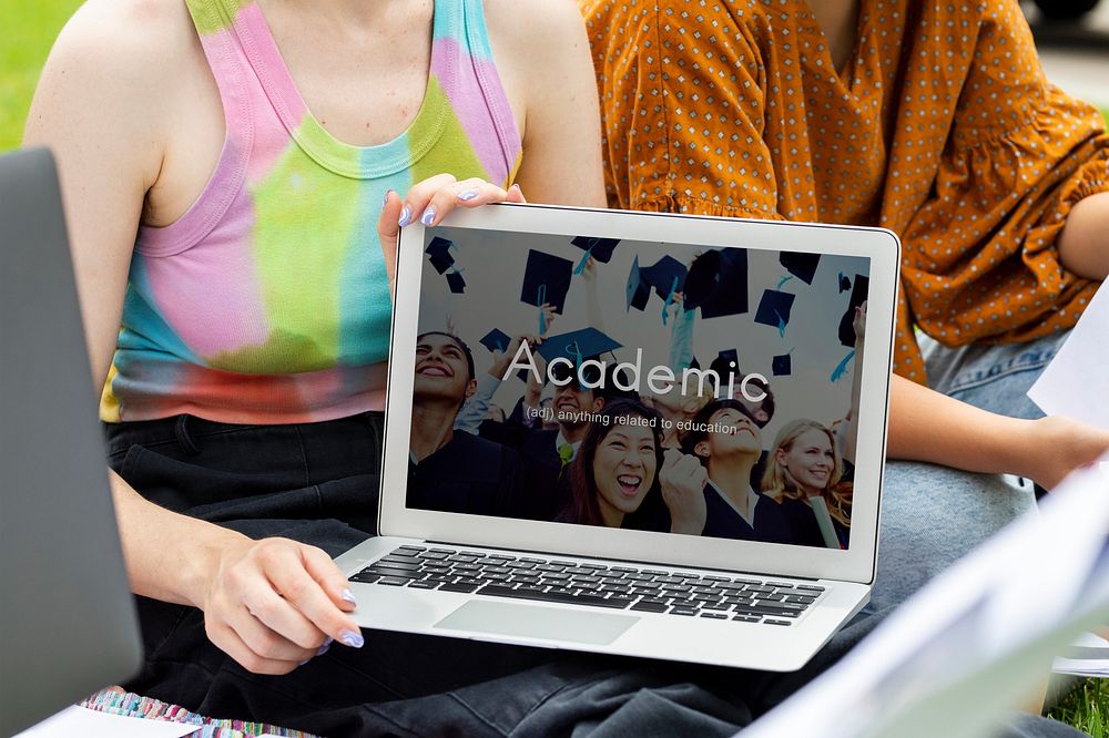 Laptop screen mockup psd, admissions website