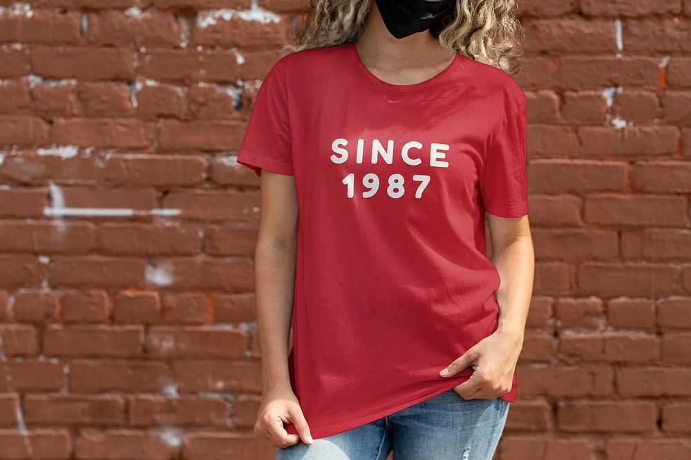 Tee mockup psd, red design, women&rsquo;s casual wear fashion