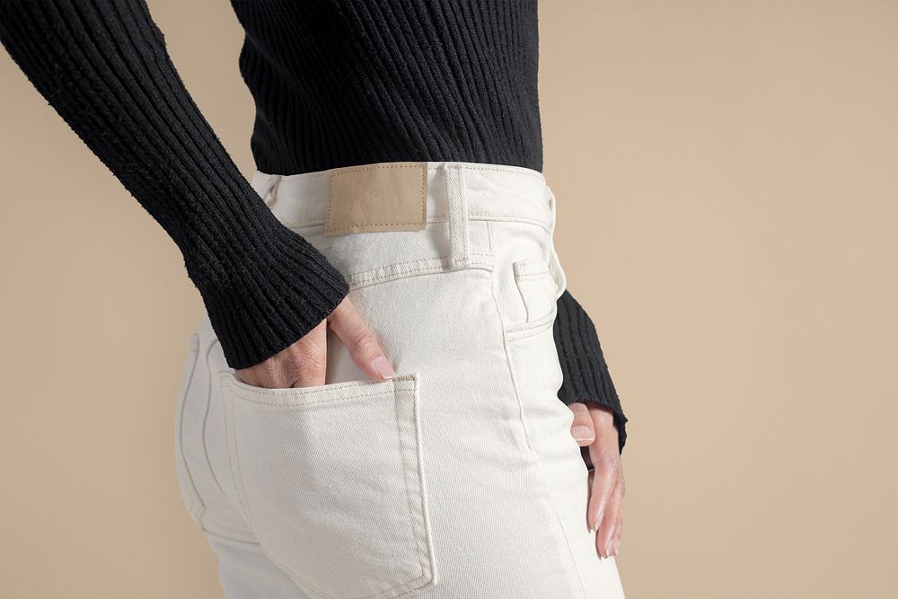 Woman tuck hand in white jeans' back pocket