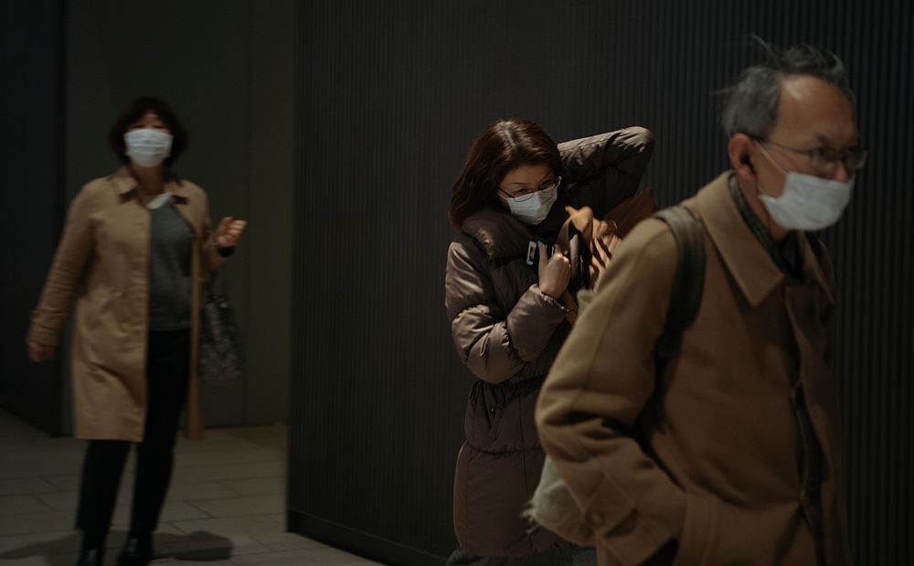 Commuters wearing disposable masks hoping to prevent the spread of corona virus (COVID-19) on February 27th, 2020. Yokohama…
