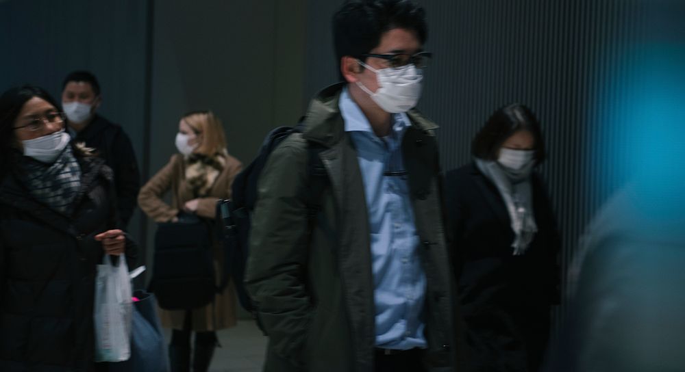 Commuters wearing disposable masks hoping to prevent the spread of corona virus (COVID-19) on February 27th, 2020. Yokohama…