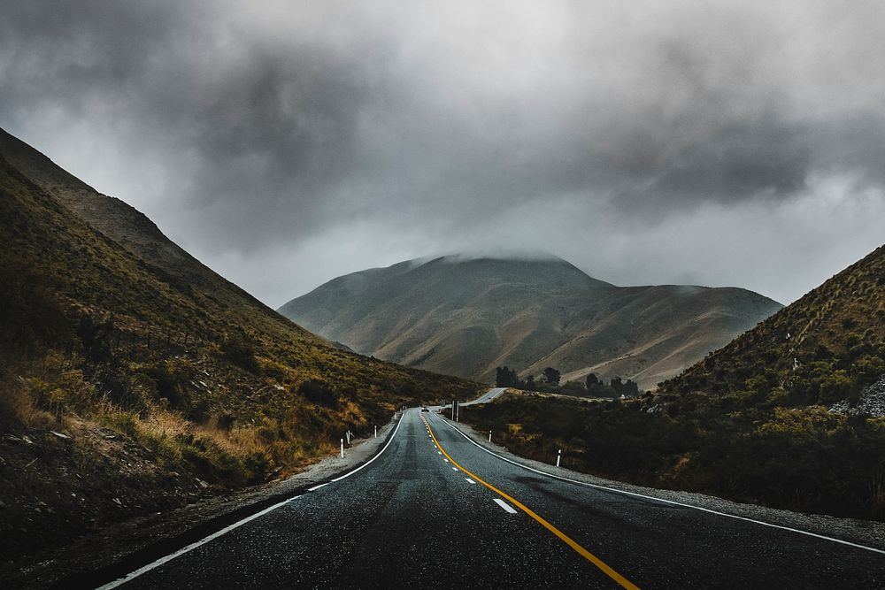 Road trough the hills of Canterbury, New Zealand