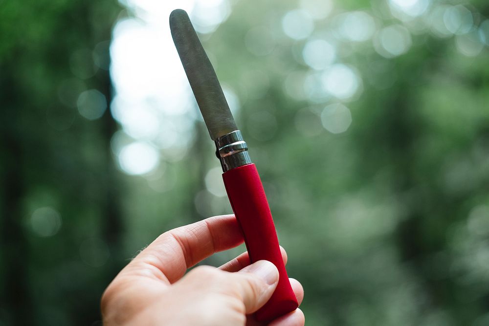 Kid-friendly pocket knife for camping