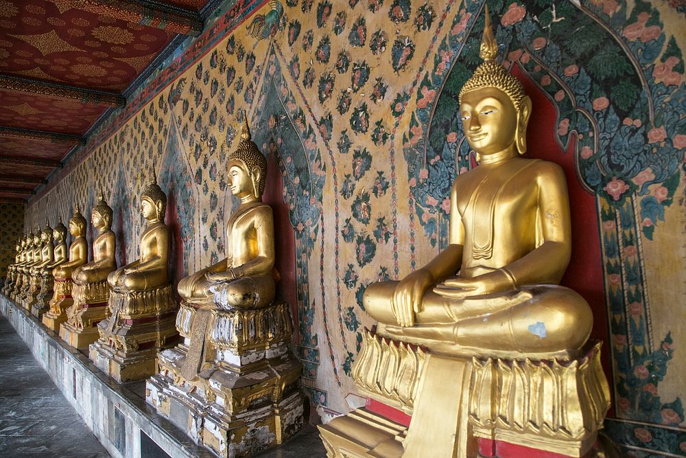 Golden statues of Buddha in a temple