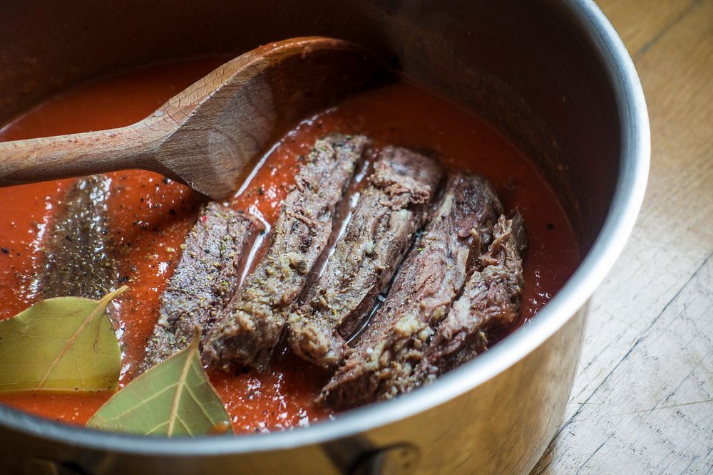 Tender beef with tomato sauce