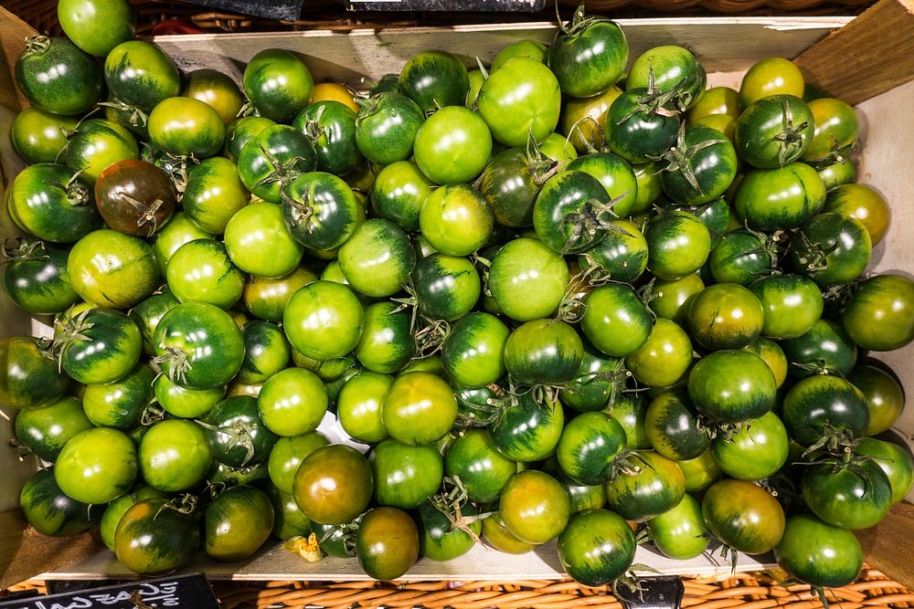 Italian green tomatoes at a market
