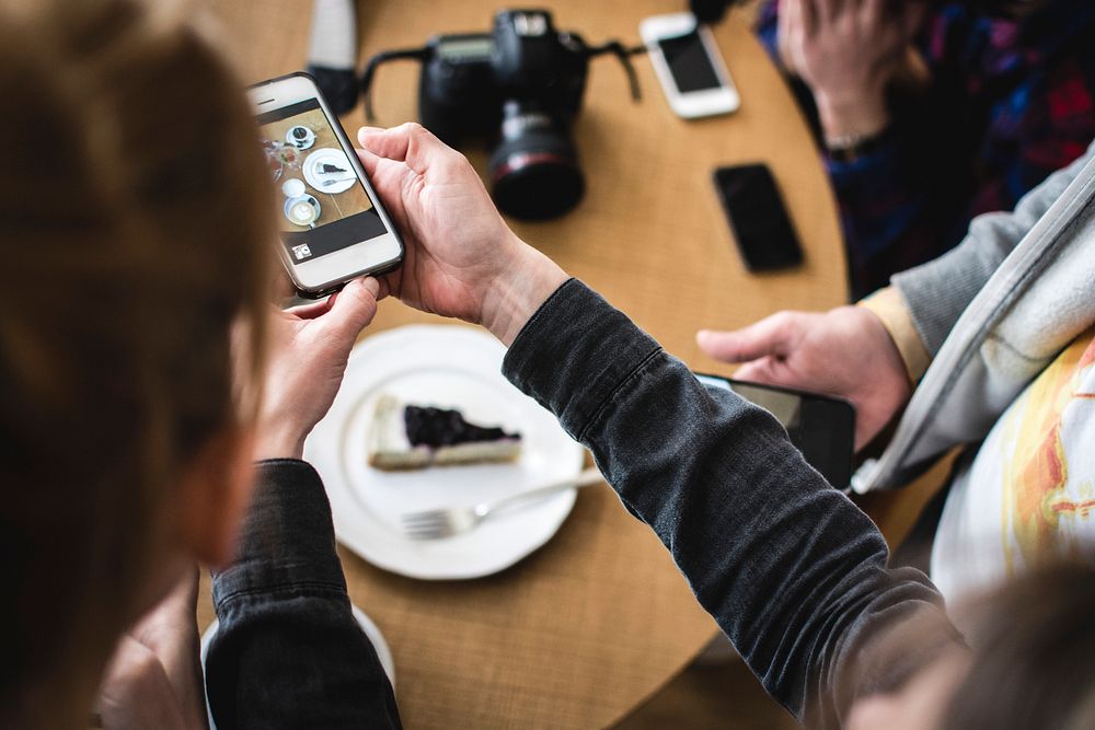 Photographing food on a smartphone