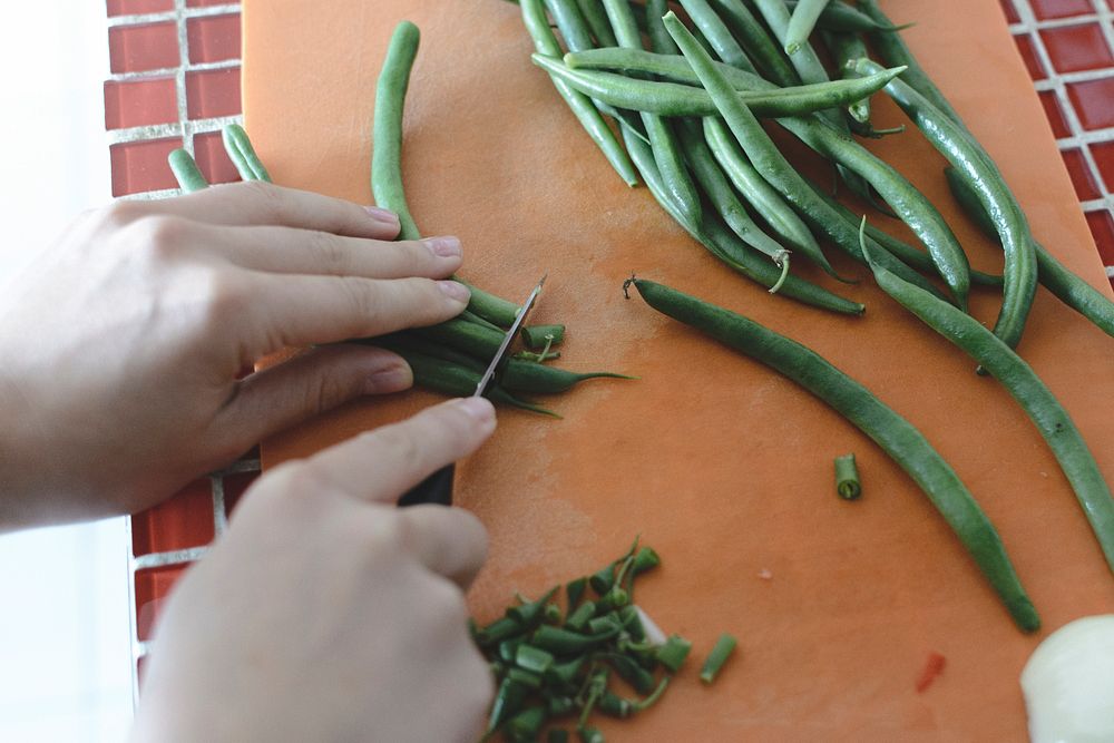 Cutting green beans