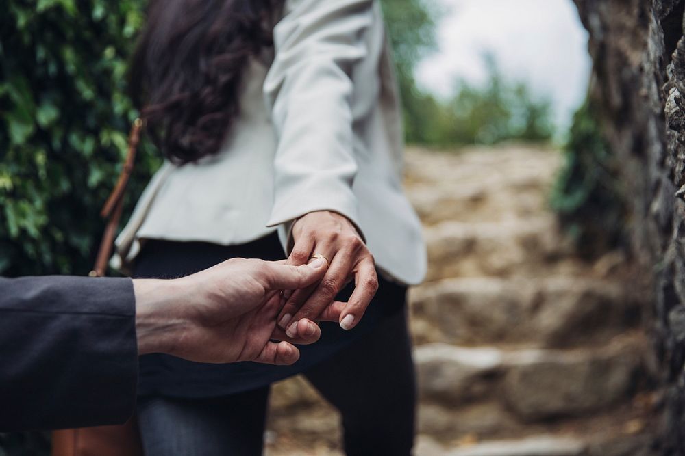 Free couple holding hand image, public domain CC0.