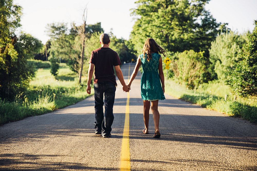 Free couple holding hand image, public domain CC0.