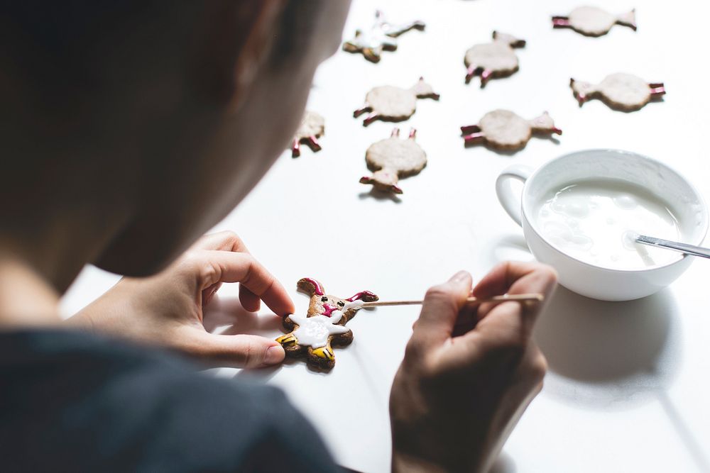 Girl decorating easter gingerbread cookies, free public domain CC0 photo.