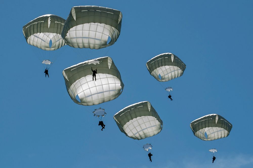 Paratroopers assigned to the 4th Infantry Brigade Combat Team (Airborne), 25th Infantry Division, U.S. Army Alaska, conduct…