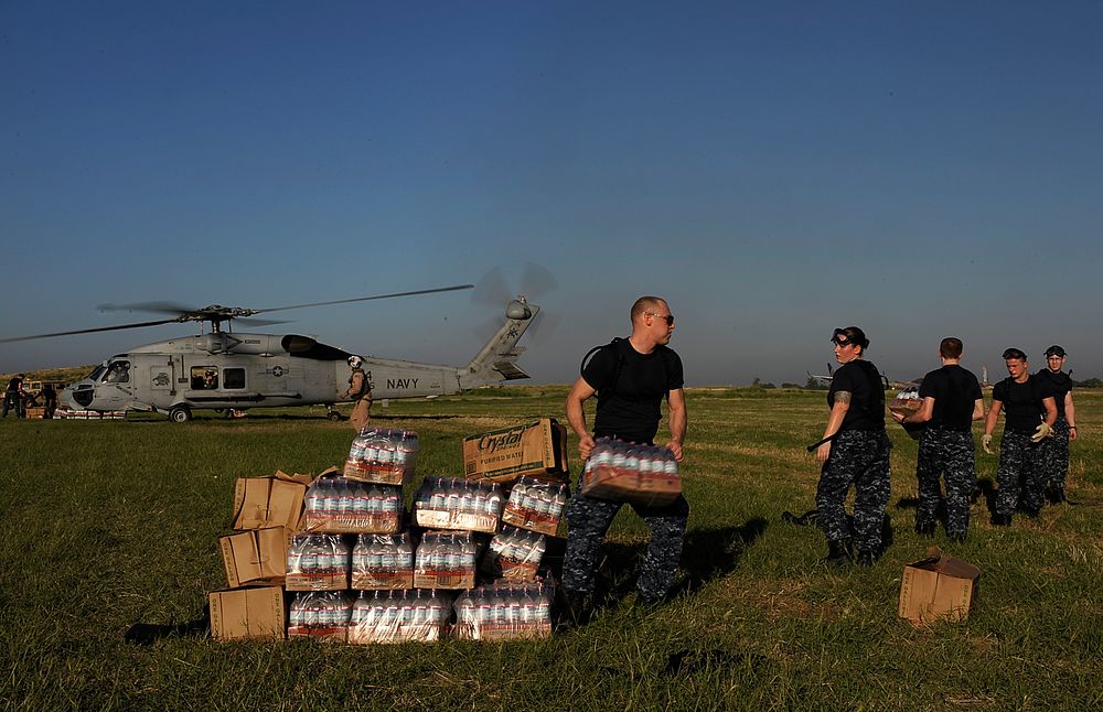 U.S. Sailors from the aircraft carrier USS Carl Vinson (CVN 70) load water t0 be airlifted to Port-au-Prince, Haiti, Jan.…