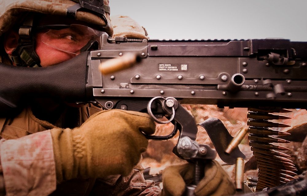 Marine fires an M240 Golf medium machine gun