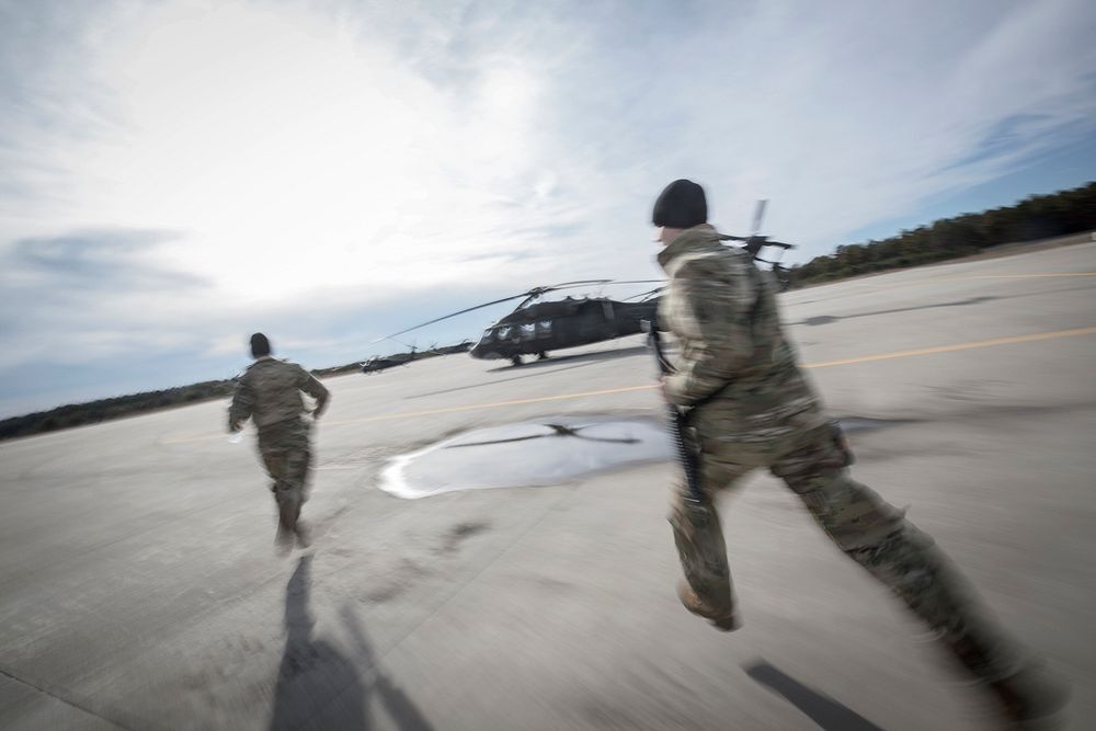 U.S. Army air crew Soldiers with the New Jersey National Guard's Detachment 2, Charlie Company, 1-171st General Support…