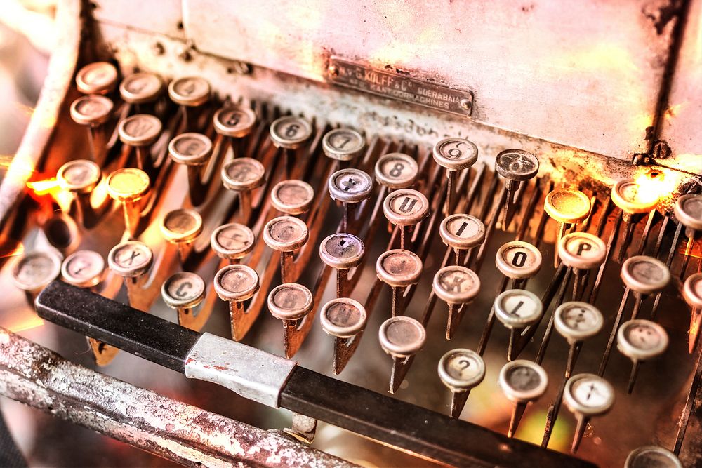 Antique typewriter. Free public domain CC0 image.