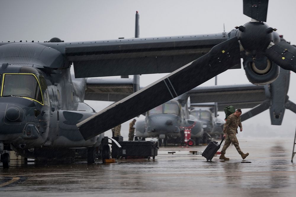 A U.S. Airman assigned to the 27th Special Operations Air Operations Squadron unloads luggage and equipment from a CV-22…