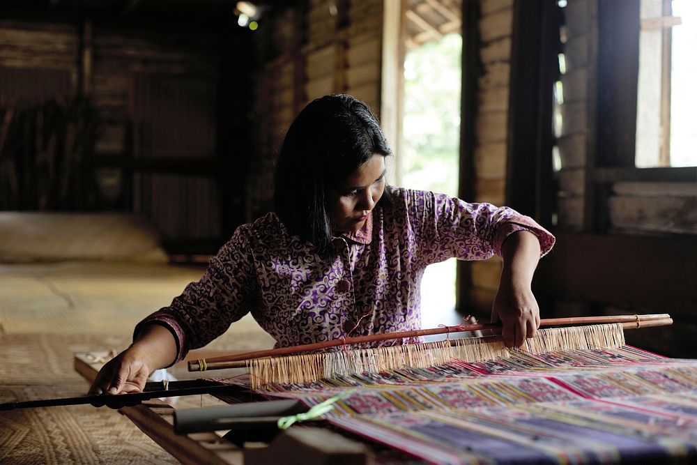 Woman weaving. Tenun Ikat Dayak Iban Kapuas Hulu_ASPPUK_1.