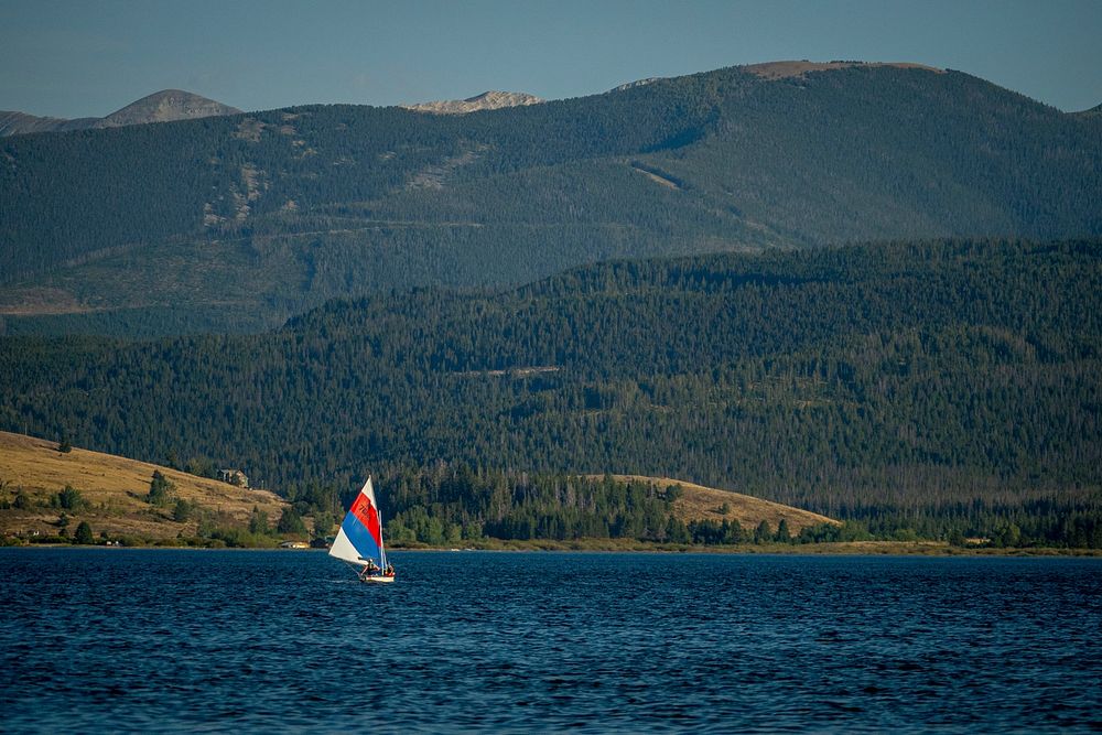 A family sail Georgetown Lake in the Pintler Ranger District of Beaverhead-Deerlodge National Forest Montana, September 15…