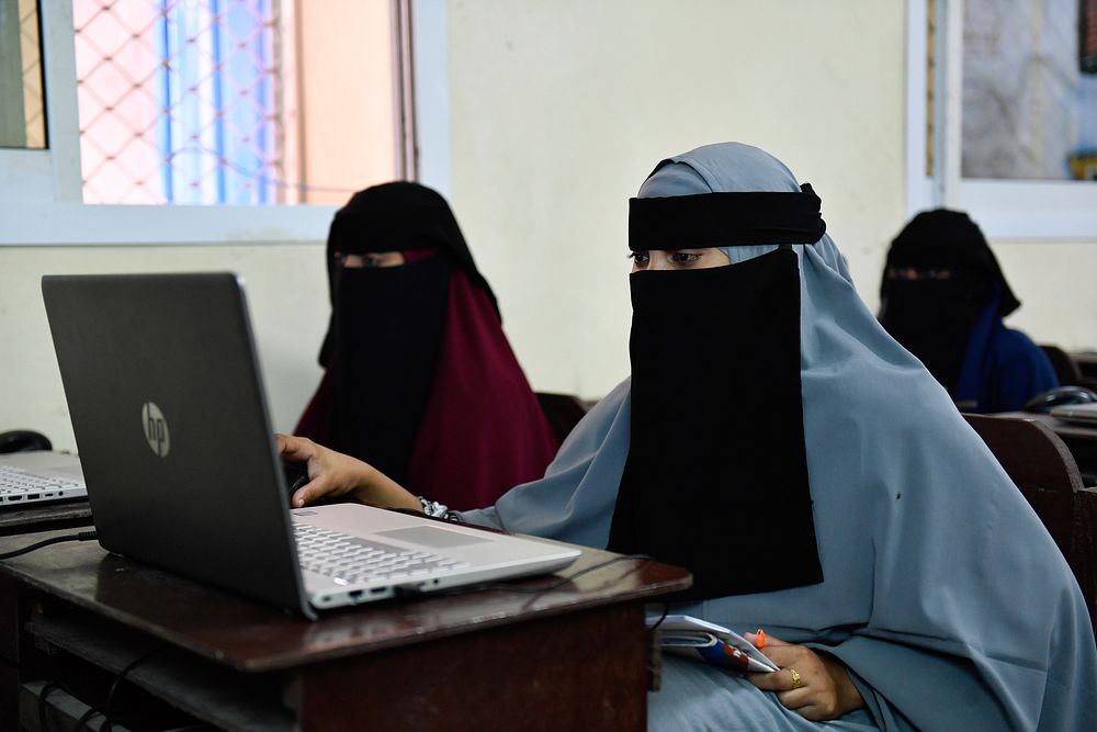 Students of Hano Academy in Mogadishu, attend a computer class on 24 June 2018.
