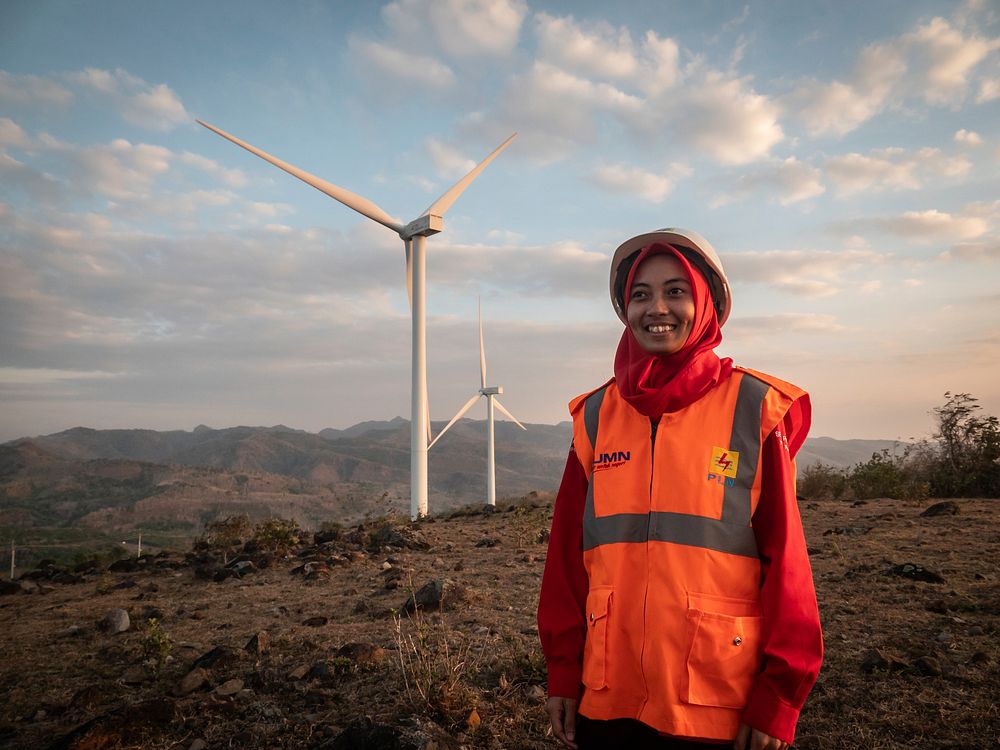 Female engineer by windpower turbines. Kerja Sama Energi Terbarukan AS-Indonesia di Sulawesi. Photo by: Rwaida Gharib.…