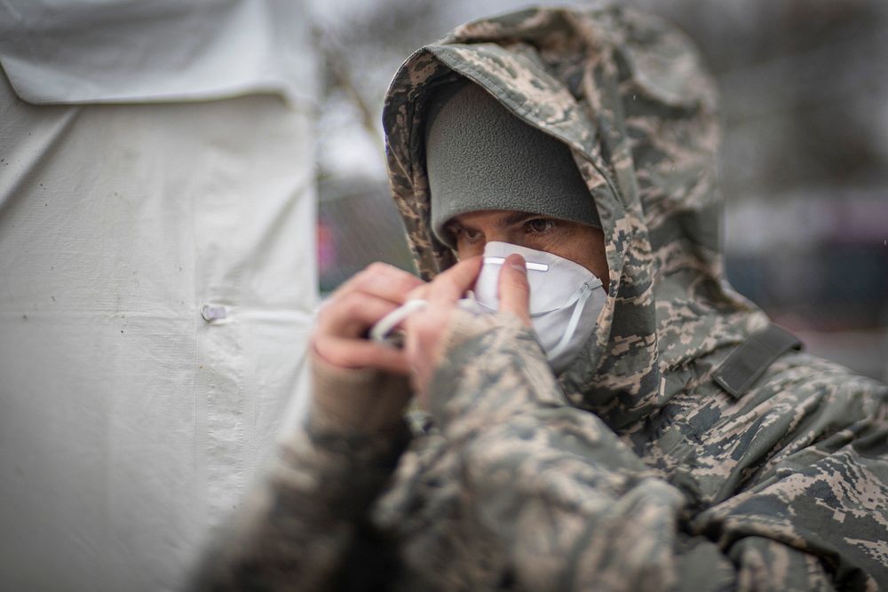 New Jersey Air National Guard Master Sgt. Jason Mell, 108th Medical Group, puts on a protective mask at a COVID-19 Community…