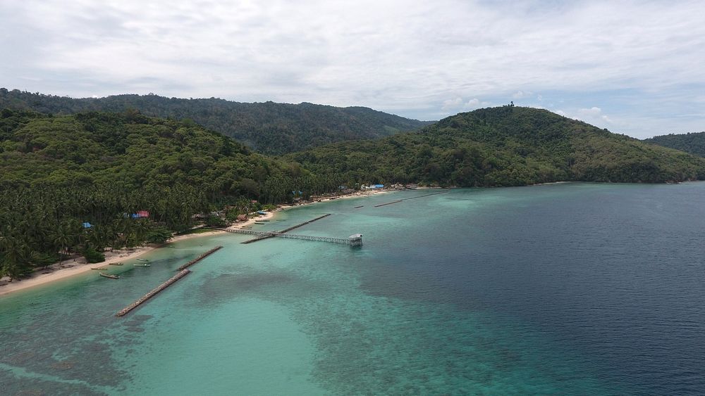 Pantai di Sulawesi Tenggara. Photo courtesy of USAID APIK. Original public domain image from Flickr