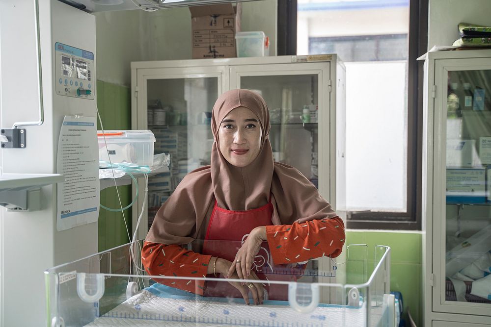 Muslim nurse at a hospital. Bidan Sylvia di tempat tugasnya di Puskesmas