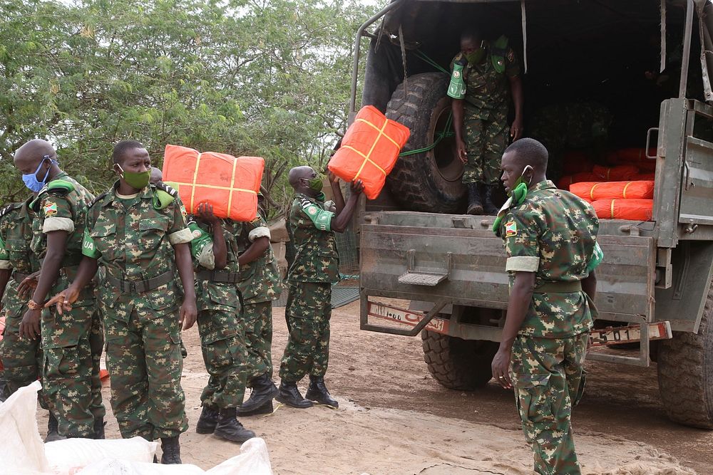 AMISOM troops load humanitarian food and non-food items for flood victims handed over to the local administration of Middle…