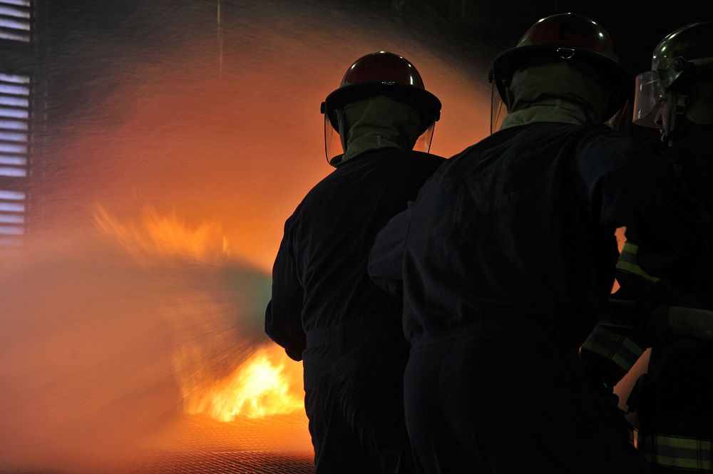 U.S. Sailors assigned to the aircraft carrier USS George Washington (CVN 73) extinguish a fire during general shipboard…