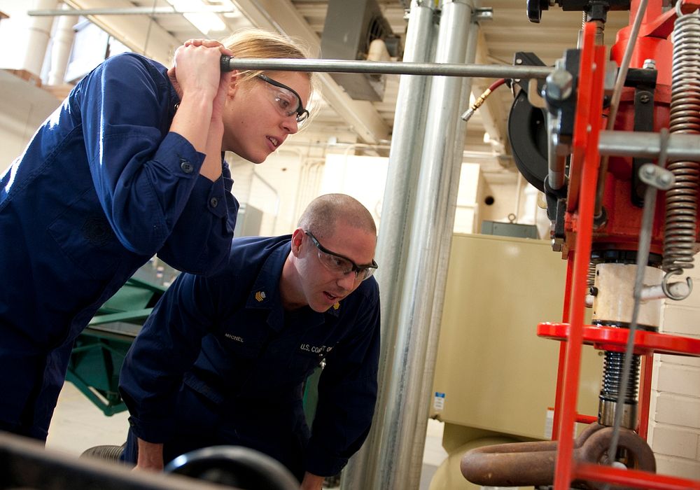 130301-014 Mechanical EngineeringNEW LONDON, Conn. -- First Class Petty Officer Nicholas Michel watches as cadets operate a…