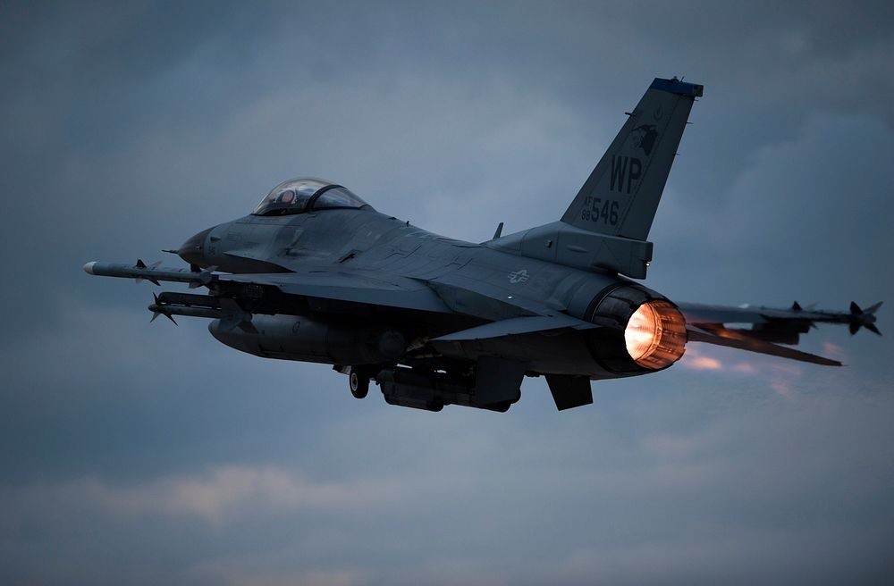 A U.S. Air Force F-16 Fighting Falcon aircraft assigned to the 35th Fighter Squadron takes off on a simulated combat sortie…