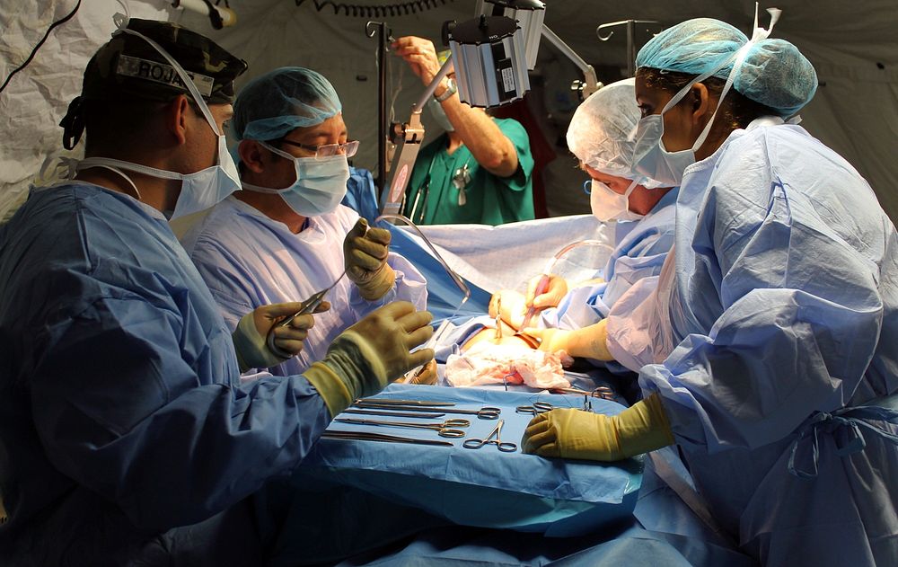 U.S. Service members with the Joint Task Force (JTF)-Bravo mobile surgical team perform a surgical procedure during a…