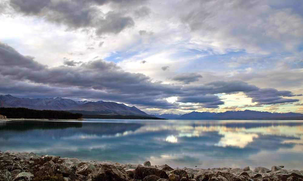 Lake Pukaki NZ.Lake Pukaki is the largest of three roughly parallel alpine lakes running north–south along the northern edge…