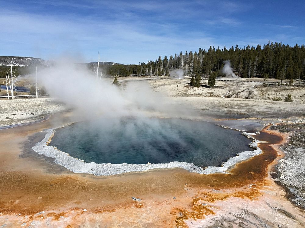 Crested Pool in Upper Geyser Basin by Jim Peaco. Original public domain image from Flickr