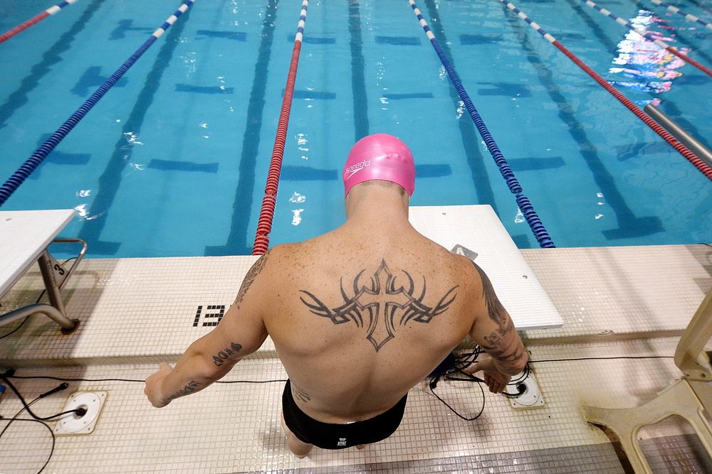 Veteran Marine Lance Cpl. Kyle Reid readies himself to swim during the 2015 Department of Defense Warrior Games in Manassas…